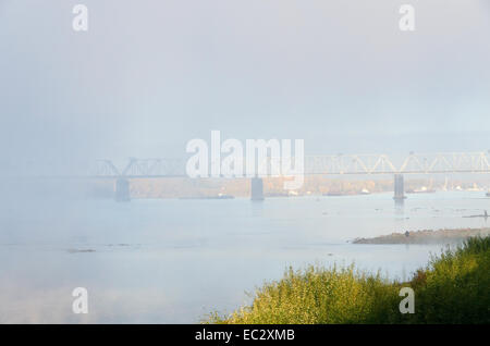 Pont ferroviaire sur la large rivière Banque D'Images