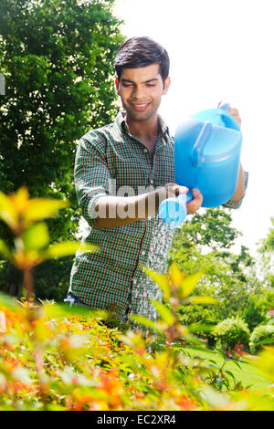 1 indien Fleur de jardin verser de l'eau Banque D'Images