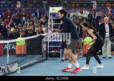 New Delhi, Inde. 8e déc, 2014. La star de Bollywood Deepika Padukone (R) avant de la Suisse et Roger Federer (avant) assister à un match d'exhibition au jour 3 de l'étape de la Ligue de tennis international Premier (IPTL) à New Delhi, Inde, le 8 décembre 2014. © Zheng Huansong/Xinhua/Alamy Live News Banque D'Images