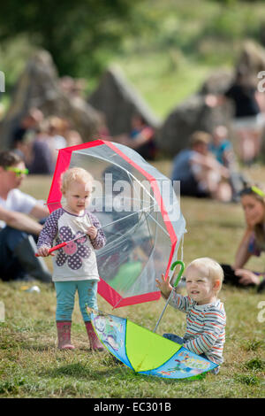 Les tout-petits jouer près du cercle de pierre à Glastonbury Festival 2014 Banque D'Images