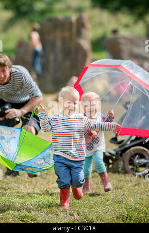 Les tout-petits jouer près du cercle de pierre à Glastonbury Festival 2014 Banque D'Images