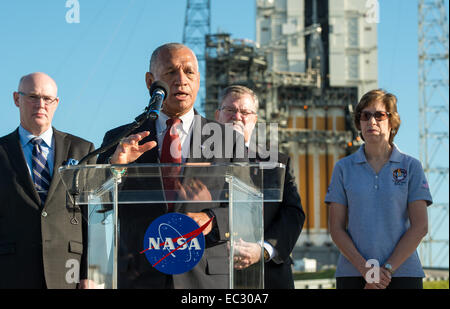 L'administrateur de la NASA Charlie Bolden, avec United Launch Alliance chef tory Bruno, l'arrière gauche, Lockheed Martin, gestionnaire du programme Orion Mike Hawes, directeur du Centre spatial Johnson et Ellen Ochoa, parler aux membres des médias d'en face de l'Alliance Lancement fusée Delta IV Heavy avec Orion de la NASA a monté au sommet de l'engin spatial, le mercredi, 3 décembre, 2014, Cap Canaveral Air Force Station spatiale du complexe de lancement 37, en Floride. Orion est programmé pour faire son premier essai en vol le 4 décembre avec un lancement du matin au sommet de la Delta IV Heavy. L'engin spatial en orbite autour de la Terre deux fois, atteignant une altitude d'env Banque D'Images