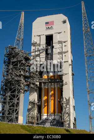 Vaisseau spatial Orion de la NASA monté au sommet d'une organisation de l'Alliance de lancement de fusées Delta IV Heavy est visible à l'intérieur de la tour de service mobile où le véhicule est en cours de préparatifs de lancement, le mercredi, 3 décembre, 2014, Cap Canaveral Air Force Station spatiale du complexe de lancement 37, en Floride. Orion est le nouveau vaisseau spatial de la NASA conçu pour accueillir l'homme, conçue pour nous permettre de voyager vers des destinations jamais visité par l'homme, y compris un astéroïde et de Mars. Banque D'Images