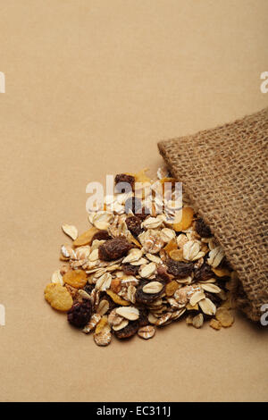 Le mélange de céréales avec les pruneaux et les raisins secs dans un sac pour le petit déjeuner Banque D'Images