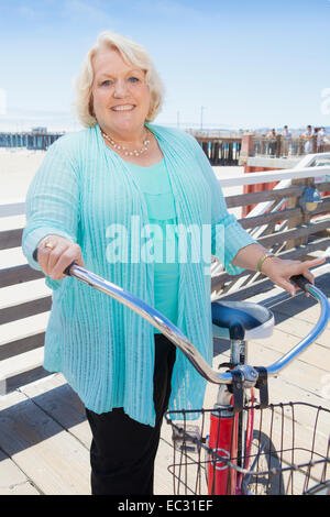 Portrait de Suzen Brasile on pier, Pismo Beach, Central Coast, Californie, USA Banque D'Images