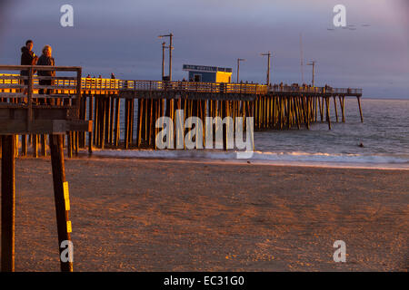 Pier at sunset, Pismo Beach, Central Coast, Californie, États-Unis d'Amérique Banque D'Images