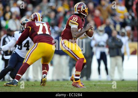 Déc 07, 2014 : Redskins de Washington quarterback Robert Griffin III (10) revient à passer en cas de l'entre du duel le saint Louis Rams et les Redskins de Washington à FedEx Field à Landover, MD. Banque D'Images