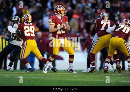 Déc 07, 2014 : Redskins de Washington quarterback Colt McCoy (16) revient et passe au cours du match entre le Saint Louis Rams et les Redskins de Washington à FedEx Field à Landover, MD. Banque D'Images