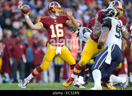 Déc 07, 2014 : Redskins de Washington quarterback Colt McCoy (16) revient et passe au cours du match entre le Saint Louis Rams et les Redskins de Washington à FedEx Field à Landover, MD. Banque D'Images