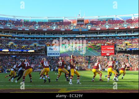 Déc 07, 2014 : Redskins de Washington quarterback Colt McCoy (16) revient à passer le ballon au cours du match entre le Saint Louis Rams et les Redskins de Washington à FedEx Field à Landover, MD. Banque D'Images