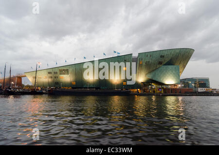 AMSTERDAM - 22 octobre : Le Musée Nemo, le plus grand centre des sciences au Pays-Bas le 22 octobre 2013 à Amsterdam. Avec la vo Banque D'Images