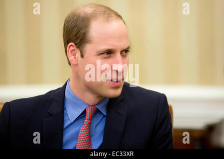 Le prince William, duc de Cambridge, écoute comme il se réunit avec le président des États-Unis Barack Obama, non représenté, dans le bureau ovale de la Maison Blanche à Washington, DC, USA, 8 décembre 2014. Obama s'est félicité le Prince William pour sa première visite à la Maison Blanche pour remercier le duc de Cambridge pour l'hospitalité de la famille royale britannique pendant les visites présidentielles pour le Royaume-Uni et pour souligner "la relation spéciale entre les Etats-Unis et le Royaume-Uni, ' la Maison Blanche a dit en annonçant la visite. Dpa : Crédit photo alliance/Alamy Live News Banque D'Images