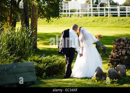 Couple de mariés dans un parc. Banque D'Images