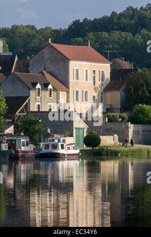 France, Bourgogne, Yonne, Mailly-la-Ville, Yonne, Canal du Nivernais, Banque D'Images