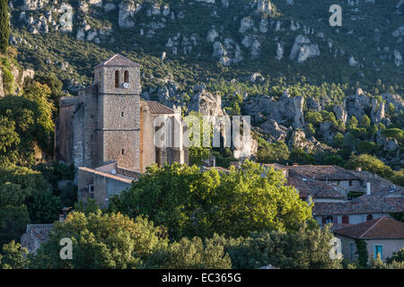 La France, l'Herlolt, Languedoc-Rousillon, Mourèze, village et église Banque D'Images