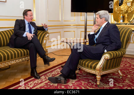 Le Premier ministre britannique, David Cameron, s'entretient avec le secrétaire d'Etat John Kerry lors d'une réunion bilatérale informelle en marge de la Conférence de Londres sur l'Afghanistan, tenue le 4 décembre 2014, à Lancaster House, à Londres, Royaume-Uni Banque D'Images