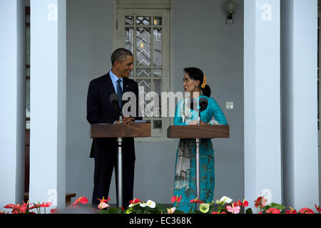 Avec le président américain Barack Obama, président de la Ligue nationale pour la démocratie et député d'Aung San Suu Kyi, les adresses de la presse internationale à sa résidence à Rangoon, en Birmanie, le 14 novembre 2014. Banque D'Images