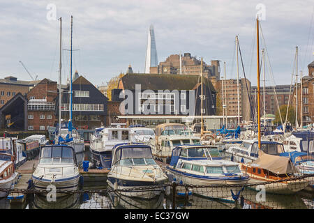 St Katherine Docks marina par le Dickens Inn East London angleterre Europe Banque D'Images