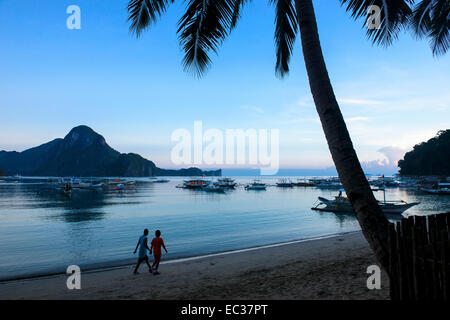 Couple walking in El Nido, Palawan Banque D'Images