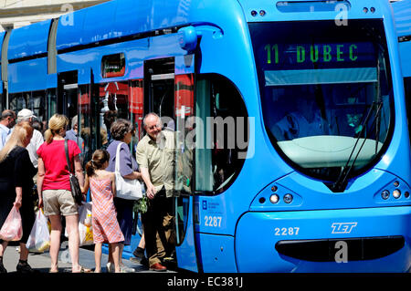 Zagreb, Croatie. Passagers monter et descendre d'un tram moderne Banque D'Images