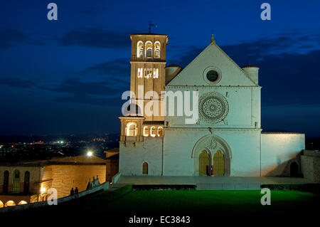 Basilica di San Francesco, Basilique de Saint François, à la brunante, UNESCO World Heritage site, Assise, Pérouse, Ombrie province Banque D'Images