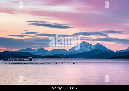 Fjord hivernal au crépuscule, Presteidfjord, Vestfjord, Norvège Banque D'Images