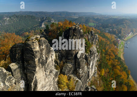 Vue sur l'Elbe, le Bastion, le Parc National de la Suisse Saxonne, Lohmen, Saxe, Allemagne Banque D'Images