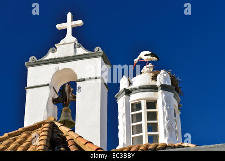 Le Portugal, l'Algarve : Stork nest avec deux cigognes blanches sur le haut de Igreja Pé da Cruz à Faro Banque D'Images