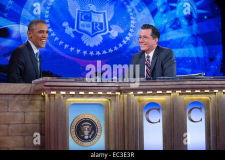 Washington, DC, USA. 8e déc, 2014. Le président des États-Unis Barack Obama, gauche, bandes de Comedy Central's 'The Colbert Report' avec une personnalité de la télévision Stephen Colbert en Lisner Auditorium sur le campus de l'Université George Washington à Washington, DC, États-Unis, le lundi, 8 décembre 2014. C'est le président Obama's troisième apparition sur "The Colbert Report" qui diffusera son spectacle final le 18 décembre 2014. Dpa : Crédit photo alliance/Alamy Live News Banque D'Images