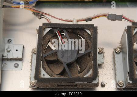 L'accumulation de poussière à l'intérieur de l'équipement électronique montrant colmatées par de la saleté de ventilateur de refroidissement Banque D'Images