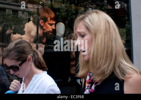 Reflet dans une fenêtre d'un magasin de mode sur l'Upper East Side. Cette région de Manhattan est également connu sous le nom de mille musées, et Banque D'Images