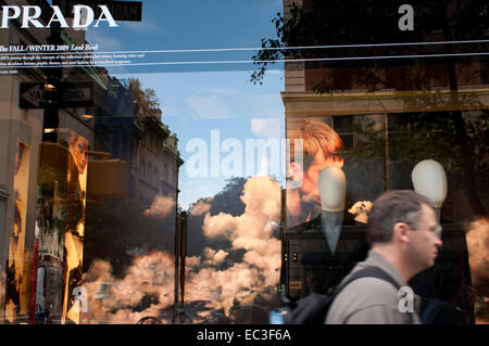 Reflet dans une fenêtre d'une boutique de mode Prada sur l'Upper East Side. Cette région de Manhattan est également connu sous le nom de mille musées, et ce n'est pas étonnant parce que c'est ici que le Metropolitan Museum of Art, le plus grand musée de la ville, le Musée Solomon R. Guggenheim, le Musée de la ville de New York, le Whitney Museum of American Art, et une liste presque sans fin qui va nous prendre plusieurs jours si nous voulons tirer parti de la plus grande concentration d'art dans le monde par mètre carré. Dans ce domaine de nombreuses ambassades et certains hôtels et certaines habitations de la ville sont également concentrées. Banque D'Images