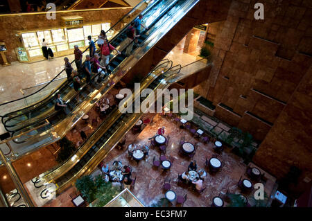 Trump Tower. 725 Fifth Avenue (ouvert du lundi au samedi de 10 à 18 12 à 17 Soleil et l'espace). Cet appartement de luxe et d'immeuble de bureaux de 43 Banque D'Images