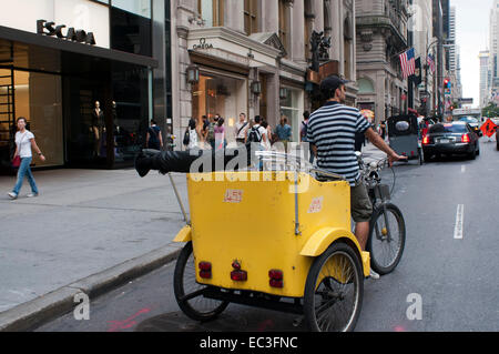 Pedicab sur la 5e Avenue à New York. Voir New York City dans le confort d'un pedicab et découvrez les attractions touristiques et activités Banque D'Images