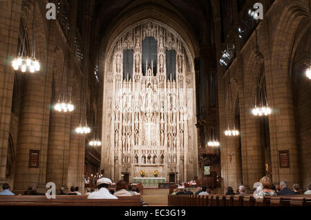 Le maître-autel et le retable de l'église St Thomas, Fifth Avenue New York NYC NY USA. Le Rerdos l'église St Thomas à New York. Saint Thomas Banque D'Images