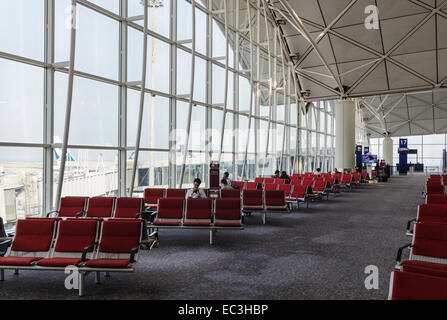 Zone d'attente des passagers dans l'Aéroport International de Hong Kong Chek Lap Kok, Hong Kong, Chine Banque D'Images