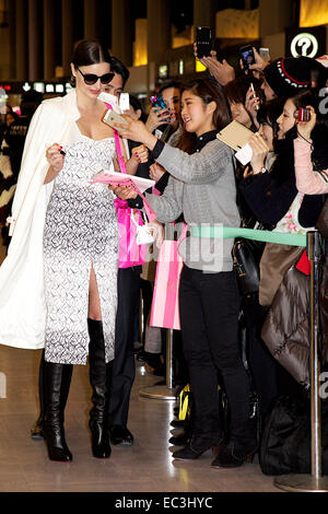 Chiba, Japon. 9 Décembre, 2014. Modèle australien Miranda Kerr, signe des autographes pour les fans à l'Aéroport International de Narita à Tokyo, Japon, le 9 décembre 2014. Le modèle est au Japon pour assister à la 'Samantha Thavasa Spécial 20e anniversaire Party' à Tokyo le 10 décembre. Credit : Rodrigo Reyes Marin/AFLO/Alamy Live News Banque D'Images