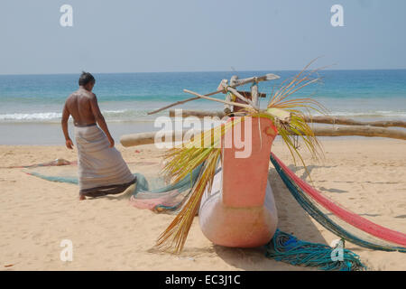 Le Sri Lanka. 09Th Dec, 2014. Bateau de pêche typique à Dodanduwa étroite plage, au sud de la célèbre plage d'Hikkaduwa, Sri Lanka sud. Selon le Centre de gestion des catastrophes nationales plus de 40 000 ont perdu la vie et plus de 15 000 blessés à cause de tsunami du 26 décembre. Un grand pourcentage des décès étaient des pêcheurs, et 66  % de la flotte de pêche a été anéantie. © Paul Quayle/Alamy Live News Banque D'Images