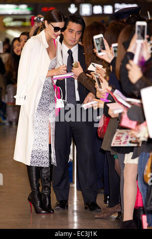 Chiba, Japon. 9 Décembre, 2014. Modèle australien Miranda Kerr, signe des autographes pour les fans à l'Aéroport International de Narita à Tokyo, Japon, le 9 décembre 2014. Le modèle est au Japon pour assister à la 'Samantha Thavasa Spécial 20e anniversaire Party' à Tokyo le 10 décembre. Credit : Rodrigo Reyes Marin/AFLO/Alamy Live News Banque D'Images