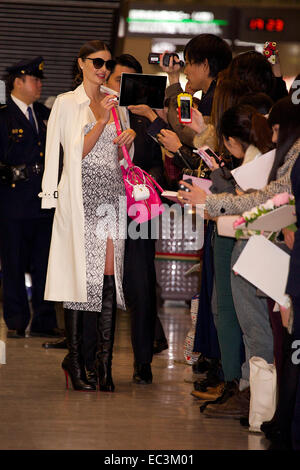 Chiba, Japon. 9 Décembre, 2014. Modèle australien Miranda Kerr, signe des autographes pour les fans à l'Aéroport International de Narita à Tokyo, Japon, le 9 décembre 2014. Le modèle est au Japon pour assister à la 'Samantha Thavasa Spécial 20e anniversaire Party' à Tokyo le 10 décembre. Credit : Rodrigo Reyes Marin/AFLO/Alamy Live News Banque D'Images