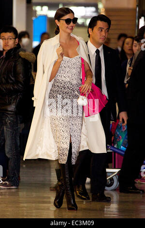 Chiba, Japon. 9 Décembre, 2014. Modèle australien Miranda Kerr arrive à l'Aéroport International de Narita à Tokyo, Japon, le 9 décembre 2014. Le modèle est au Japon pour assister à la 'Samantha Thavasa Spécial 20e anniversaire Party' à Tokyo le 10 décembre. Credit : Rodrigo Reyes Marin/AFLO/Alamy Live News Banque D'Images