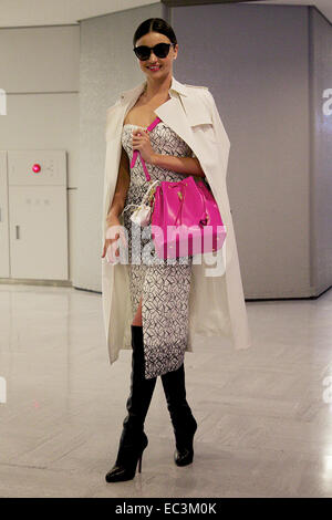 Chiba, Japon. 9 Décembre, 2014. Modèle australien Miranda Kerr pose pour les caméras à l'Aéroport International de Narita à Tokyo, Japon, le 9 décembre 2014. Le modèle est au Japon pour assister à la 'Samantha Thavasa Spécial 20e anniversaire Party' à Tokyo le 10 décembre. Credit : Rodrigo Reyes Marin/AFLO/Alamy Live News Banque D'Images