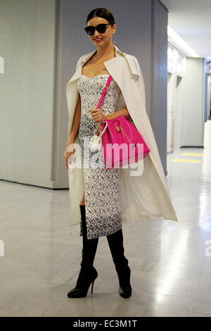 Chiba, Japon. 9 Décembre, 2014. Modèle australien Miranda Kerr pose pour les caméras à l'Aéroport International de Narita à Tokyo, Japon, le 9 décembre 2014. Le modèle est au Japon pour assister à la 'Samantha Thavasa Spécial 20e anniversaire Party' à Tokyo le 10 décembre. Credit : Rodrigo Reyes Marin/AFLO/Alamy Live News Banque D'Images