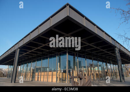 Berlin, Allemagne. 09Th Dec, 2014. Une vue de la Neue Nationalgalerie (Nouvelle Galerie Nationale) à Berlin, Allemagne, 09 décembre 2014. Il se terminera à la fin de l'année, parce que le célèbre bâtiment de Ludwig Mies van der Rohe sera rénové après des décennies de servir comme la plus importante galerie d'art du xxe siècle à Berlin. L'architecte britannique Chipperfield dirigera les travaux de rénovation. Photo : Maurizio Gambarini/dpa/Alamy Live News Banque D'Images