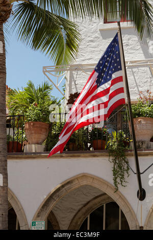 Le drapeau de l'USA vole au-dessus de Worth Avenue, Palm Beach County, Floride Banque D'Images