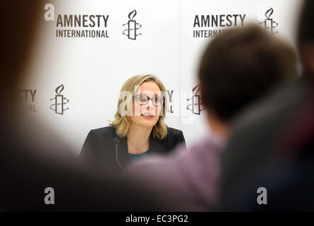 Berlin, Allemagne. 09Th Dec, 2014. Maria Scharlau, expert international pour le droit, parle au cours d'une conférence de presse d'Amnesty International à l'occasion de la Journée internationale des droits de l'homme en 2014 et le 30e anniversaire de la Convention des Nations Unies contre la torture à Berlin, Allemagne, 09 décembre 2014. Photo : Wolfgang Kumm/dpa/Alamy Live News Banque D'Images