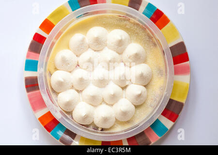 Marks & Spencer Eton Mess Gâteau au fromage sur la plaque de couleur, à la recherche d'en haut vers le bas Banque D'Images