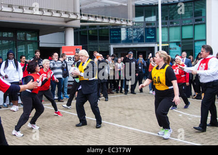 Ealing, London, UK. 9 Décembre, 2014. Maire de Londres Boris Johnson visites Ealing, Hammersmith et Fulham College accompagné d'adjoint au maire pour le maintien de l'ordre et la criminalité Stephen Greenhlagh à lancer une nouvelle initiative visant à accroître les minorités noires et ethniques à l'a rencontré. Photo : Boris Johnson se prépare à tirer au cours d'un match de rugby avec les étudiants de collège. Crédit : Paul Davey/Alamy Live News Banque D'Images