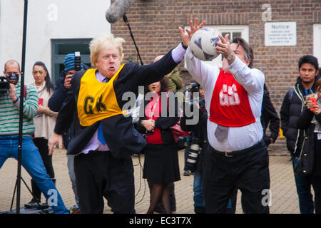 Ealing, London, UK. 9 Décembre, 2014. Maire de Londres Boris Johnson visites Ealing, Hammersmith et Fulham College accompagné d'adjoint au maire pour le maintien de l'ordre et la criminalité Stephen Greenhalgh pour lancer une nouvelle initiative visant à accroître les minorités noires et ethniques à l'a rencontré. Photo : Boris Johnson et Stephen Greenhalgh grappin pour la balle au cours d'un match de rugby. Crédit : Paul Davey/Alamy Live News Banque D'Images