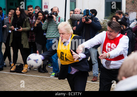 Ealing, London, UK. 9 Décembre, 2014. Maire de Londres Boris Johnson visites Ealing, Hammersmith et Fulham College accompagné d'adjoint au maire pour le maintien de l'ordre et la criminalité Stephen Greenhlagh à lancer une nouvelle initiative visant à accroître les minorités noires et ethniques à l'a rencontré. Photo : Boris Johnson et Stephen Greenhlagh grappin pour la balle au cours d'un match de rugby. Crédit : Paul Davey/Alamy Live News Banque D'Images